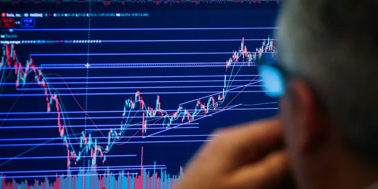 Stock Market Ends Lower as IT, Auto Shares Drag Indices