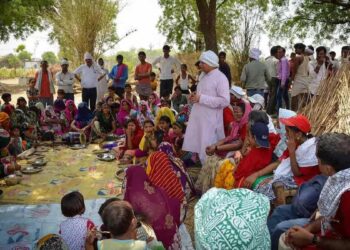 Khap Panchayat Bans Smartphones, Shorts for Minors in UP