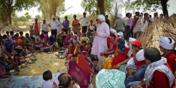 Khap Panchayat Bans Smartphones, Shorts for Minors in UP