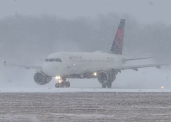US Snowstorm Causes Flight Cancellations, Power Outages