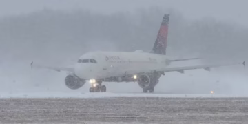 US Snowstorm Causes Flight Cancellations, Power Outages