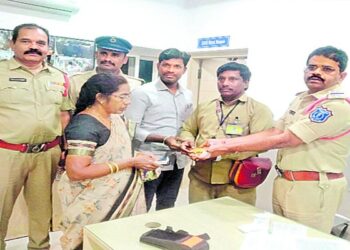 Woman Forgets 10 Tolas Gold on RTC Bus in Hyderabad