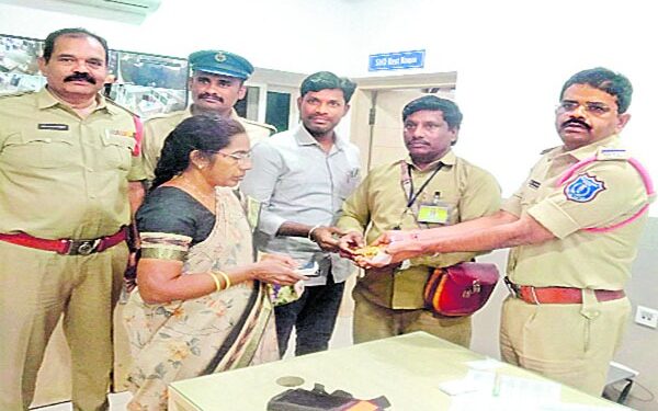 Woman Forgets 10 Tolas Gold on RTC Bus in Hyderabad