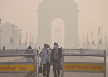 Delhi chokes under dense smog as AQI hits 384. Over 100 flights cancelled, trains delayed, and schools to get air purifiers.