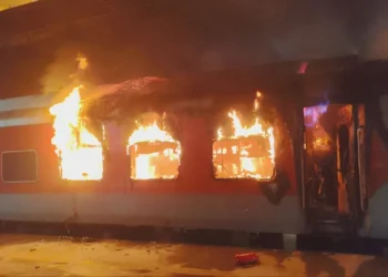Ernakulam Express Fire: One Dead in Midnight Train Blaze | Video