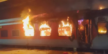 Ernakulam Express Fire: One Dead in Midnight Train Blaze | Video