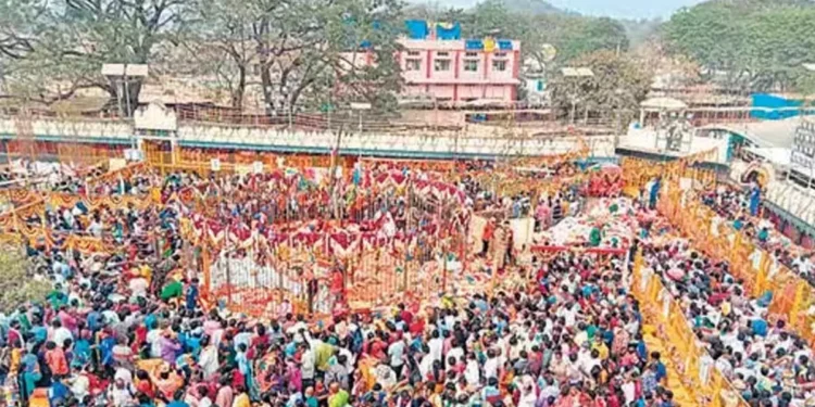 medaram maha jatara starts with gudi melige panduga as thousands of devotees offer prayers and take holy dips at jampanna vagu