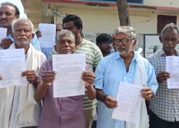 Farmers protesting against ORR land acquisition in Nandigama NTR district