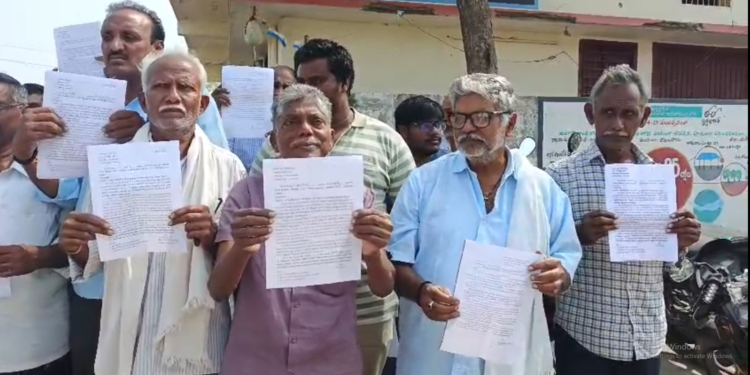 Farmers protesting against ORR land acquisition in Nandigama NTR district