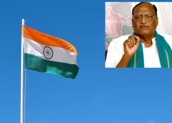 Gutta Sukhender Reddy hoisting national flag at Telangana Legislative Council