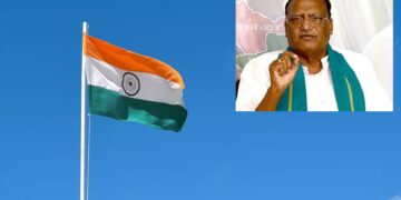 Gutta Sukhender Reddy hoisting national flag at Telangana Legislative Council