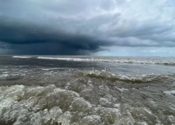 a deep depression over the bay of bengal is moving west-northwest and may cross sri lanka coast on january 9.