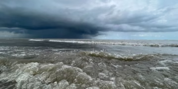 a deep depression over the bay of bengal is moving west-northwest and may cross sri lanka coast on january 9.