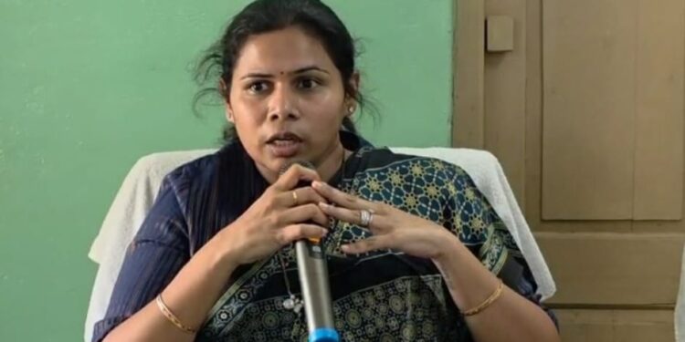 mla bhuma akhila priya foils a major cow smuggling racket in allagadda, rescuing over 350 cows during a midnight operation on the highway.