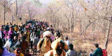 Karnataka devotees walking to Srisailam Mallikarjuna Swamy temple