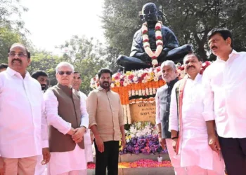 Telangana leaders offering floral tributes to Mahatma Gandhi at Bapu Ghat Hyderabad