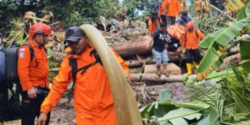 heavy floods 16 people killed in indonesia’s north sulawesi after torrential rains, with homes damaged and hundreds evacuated.