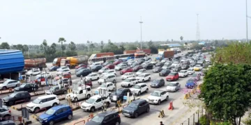 sankranti 2026 travel rush causes massive traffic jam on hyderabad vijayawada highway as vehicles line up for hours.