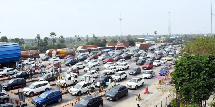 sankranti 2026 travel rush causes massive traffic jam on hyderabad vijayawada highway as vehicles line up for hours.