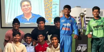 Sachin Tendulkar interacts with India U19 team before Pakistan match