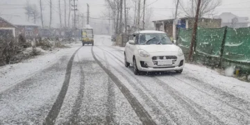 Heavy snowfall blankets Srinagar roads and houses disrupting normal life