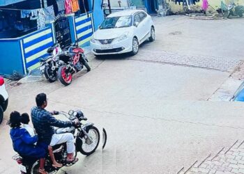 two school children kidnapped in karnataka were rescued after a road accident helped police catch the accused in dharwad case.