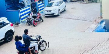 two school children kidnapped in karnataka were rescued after a road accident helped police catch the accused in dharwad case.