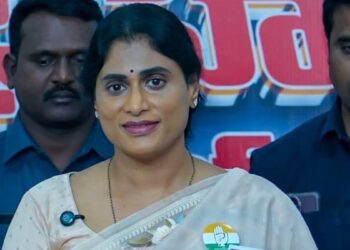 YS Sharmila interacting with MGNREGA workers in Nellore