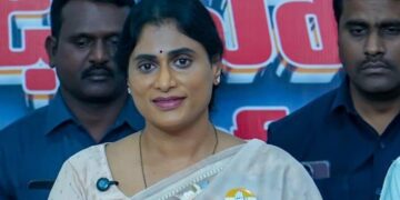 YS Sharmila interacting with MGNREGA workers in Nellore