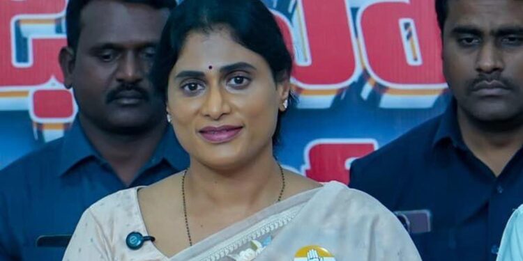 YS Sharmila interacting with MGNREGA workers in Nellore