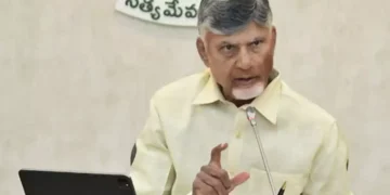 Chandrababu Naidu interacting with farmers during Kurnool visit