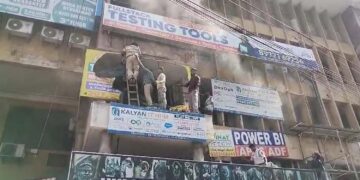 Firefighters rescuing students from Ameerpet coaching centre fire