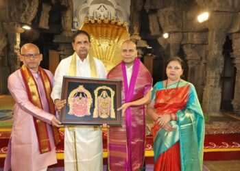 anil kumar singhal visits tirumala temple with his wife