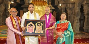 anil kumar singhal visits tirumala temple with his wife