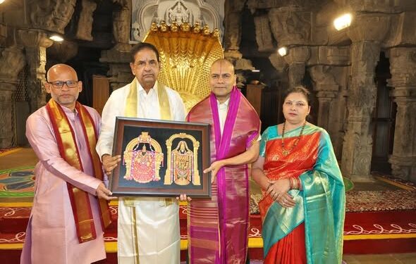 anil kumar singhal visits tirumala temple with his wife