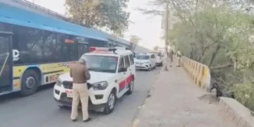 Delhi Peeragadhi Flyover crime scene with police investigation