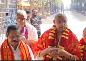 Chaganti Koteswara Rao welcomed at Srisailam Mallikarjuna Swamy temple during Brahmotsavams