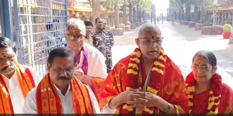 Chaganti Koteswara Rao welcomed at Srisailam Mallikarjuna Swamy temple during Brahmotsavams