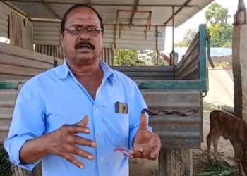 Goru Muniratnam Reddy collecting nails in Tumbavaripalli, Chittoor