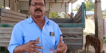 Goru Muniratnam Reddy collecting nails in Tumbavaripalli, Chittoor