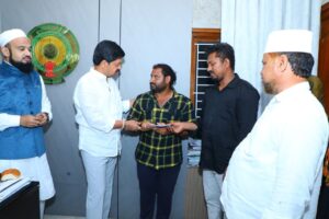 Vali presenting Kova bun to Minister after Medaram controversy