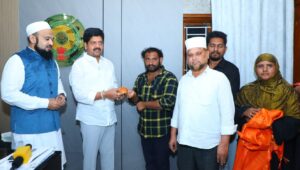 Vali presenting Kova bun to Minister after Medaram controversy