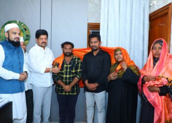 Vali presenting Kova bun to Minister after Medaram controversy