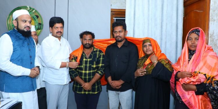 Vali presenting Kova bun to Minister after Medaram controversy