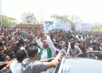 YS Jagan visiting Ibrahimpatnam amid crowd