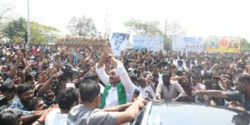 YS Jagan visiting Ibrahimpatnam amid crowd