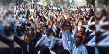 Workers and farmers protesting in India during nationwide strike