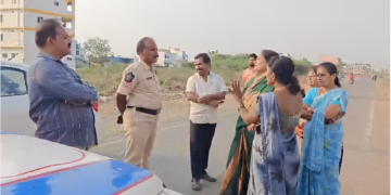 Women protest against liquor shop on Mangamuru Road